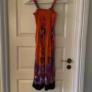 Klänning  - Klänning från jag minns inte vart jag köpt den, jätte härligt material, passar allt från en 11åring till en s då det är stretchigt material 