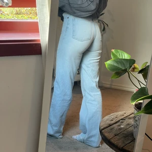 90s full length zara jeans🤎 - Säljer dessa as fina ljusa Zara jeans! Blivit lite för små för mig som har strl 34!
