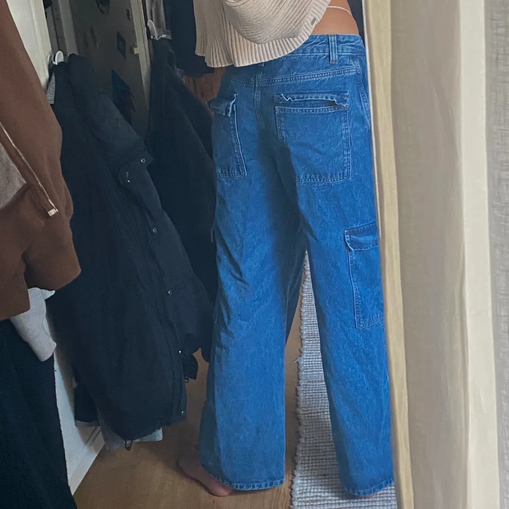 Lågmidjade cargoJeans från asos i storlek 28/32. Säljer för att de är för stora. Är i princip oanvända. Är 178cm lång. Köparen står för frakt. Jeans & Byxor.