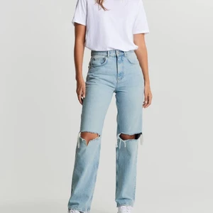 Gina tricot Jeans - Gina tricot jeans, använd cirka 1-2 gånger men de tyvärr förstora för mig. Otroligt fina och nyskick. Skriv för fler bilder.💕