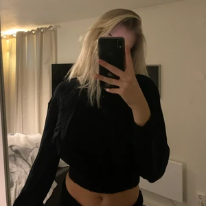 Sweatshirt - Säljer min Basic sweatshirt som är lite kroppad men tajt runt magen men stretchig. I storlek s i från zara 💕