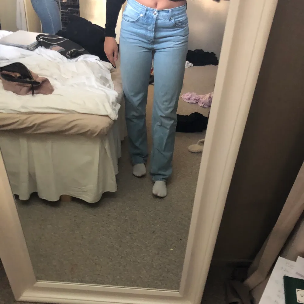 Slurasålda jeans från asos. De är raka med medelhög midja och långa i modellen. Endast använda ett par gånger och är därför som nya💕 köparen står för frakt. Jeans & Byxor.