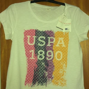 T-shirt - Den är en storlek m och den paljetter och glitter med text, skulle rekommendera de till en 8-10 års ålder 