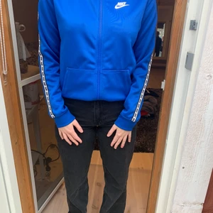 Nike Hoodie - Cool Nike hoodie i en väldigt fin färg. Ca 1 år gammal men nästan oanvänd. Det är en barnstorlek i L men passar en vanlig XS/ S