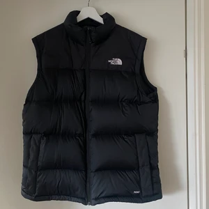 The North Face  - Tänkte kolla intresset på min The North Face väst i strl L herr. Köptes förra vintern så knappt använd och väldigt fint skick. Sitter snyggt oversized på mig som har strl S/M på jackor vanligtvis. Kom gärna med bud 💞 nypris: 2499 kr