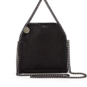 Oanvänd stella mc caetney liknande väska i den lilla modellen!💕🌈💗💓 köp direkt för 600kr