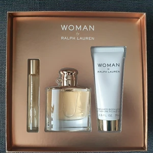 RALF LAUREN parfym, rollerparfym, lotion - RALPH LAUREN WOMEN parfym 🥰😍🤩             , Ny I presentförpackning.  Ralph Lauren women parfym 50ml, parfym rollerball 10ml, bodylotion 75ml söker du något speciellt (märkeskläder, smik, parfym, jackor,skor mm ett mess. Flera bilder finns att få.🌸 💌                                                                                                         Postas över hela Sverige, helst med rek. post för bådas säkerhet.