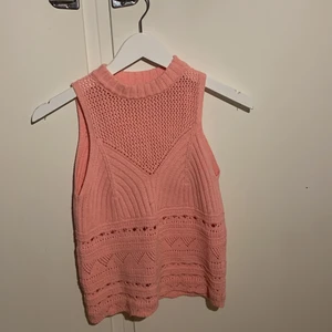 Rosa stickad väst - En rosa stickad väst ifrån zara💗köpt för kanske 1-2 år sedan men inte kommit till så mycket användning. Skriv för mer bilder