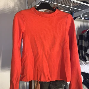 Orange tröja - En basic tröja i orange, ärmarna är mer vida och den är min absoluta dröm, tyvärr för liten dock:(
