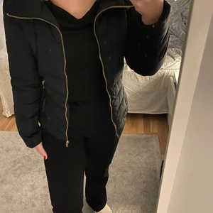 Höst/vår jacka  - Höst/ vår jacka, den är från Cubus. Storlek 164 så passar xs