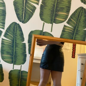 Svart skinnkjol - Ganska kort(jag är 159cm), bra matrial, använd några gånger 