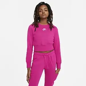 Säljer detta Nike set. Oanvänd! Byxan är storlek L (passar en medium oxå) och tröjan är storlek S. Färgen är som bild 2 och 3.  