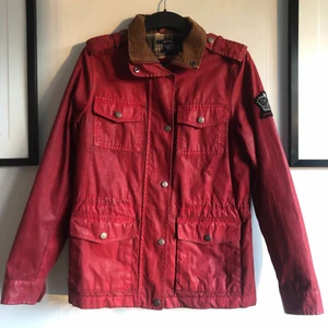 Oljejacka från Gant - Säljer en röd jacka i vattenfrånstötande / oljematerial. Lätt fodrad med flanell på insidan. 100% bomull. Skick: knappt använd, som ny! Storlek: XS ☀️ 