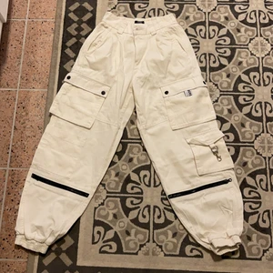 Cargobyxor  - Strl 36 från bershka aldrig använda passar ej mig som är 167 lång 