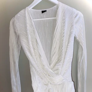 Långärmad body i storlek XS - Superfint plagg, som passar till fest och även till vardag. Säljer på grund av att jag aldrig använder den, den är använd max 3 gånger.  