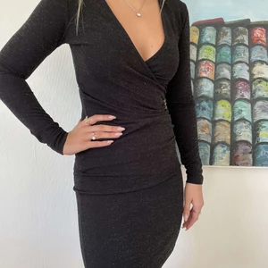 Fodralklänning från Gestuz - Helt oanvänd klänning från Gestuz med prislapp kvar! Perfekt svart aftonklänning med klitterinslag, otrolig passform och snygg urringning vid brösten. Klänningen kommer i storlek XS och modellen på bilden är 169 cm lång. NYPRIS: 1299 kr