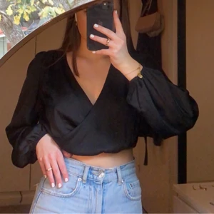 Bikbok topp i S - En fin topp från bikbok, säljer den då ja inte använder den, den är klippt vid midjan men inget dom syns när man har på sig den!