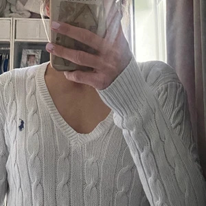Stickad tröja från RALPH LAUREN - Säljer min stickade tröja från ralph lauren som är sparsamt andvänd. Köptes förra året för 1300. Skriv privat för fler bilder💕