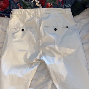 Dondup chinos - Hej, säljer nu mina extremt fina dondup chinos i storlek 31. Byxorna kostar 2700 nya. Extremt bra skick använda Max 3-4 gånger. Säljer dom då de inte kommer till någon användning. Lägg egna bud! 
