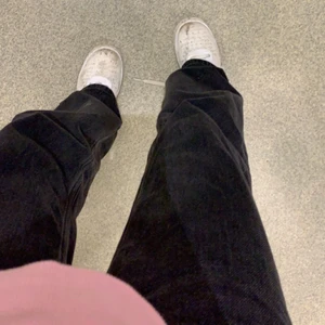 Svarta jeans - Säljer mina skitsnygg monki jeans. Nypris är 400 och dom är i väldigt fint skick!! Dom är i storlek 27, som referens brukar jag ha 34! Säljer för att dom inte kommer till användning och blivit lite korta! Pris 150+ frakt men priset kan såklart diskuteras!! Säljer även ett par exakt lika i blå!! Kom privat för frågor ❤️
