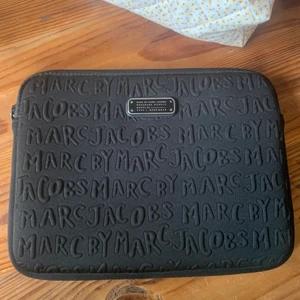 marc jacobs - fodral - ett mindre fodral från Marc Jacobs, inköpt för 749 kr på Jackie för ca 5 år sedan 💘💘 passar för t.ex. en ipad, men ej för en macbook :) det är använt ganska flitigt under en kortare period, därav lite repor vid detalj framtill samt dragkedja 🥰 (budgivning ifall fler är intresserade <333)