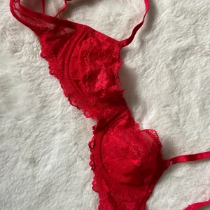 Röd bh - Röd bh i bra styck. Lappen finns inte kvar på så jag kommer inte ihåg exakt storlek 
