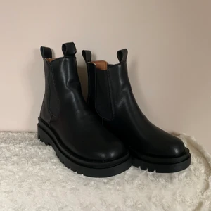 Svarta boots - Jättefina svarta boots som passar till allt, väldigt bekväma och fin modell! Aldrig använda