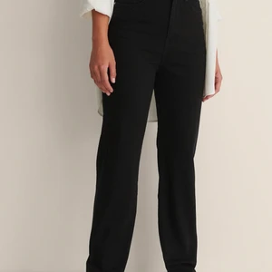 NA-KD jeans  - Ett par nya NA-KD jeans som är svarta och i strl 34. Jag säljer dessa då de är för korta för mig, använda 2 gånger och tvättade en gång. Kan skicka fler bilder om så önskas 