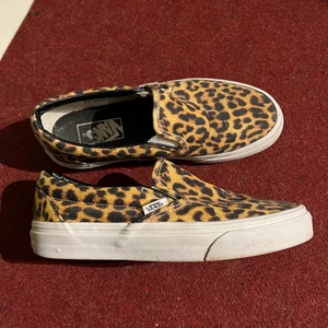 Vans låga leopard skor - Intressekoll på mina favvo skor som dock känns försmå nu. Jättefint skick då jag varit mycket rädd om dom. Köpta för ca.800kr. Hör av er för fler bilder eller frågor. Kan leta fram lådan till dom.