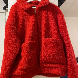Röd Teddy jacka - Jackan är i S/M får en verkligen att känna sig gosig! Jag bär mycket i S men köper jackor lite större och detta va en bra kombination med inte för stor! 