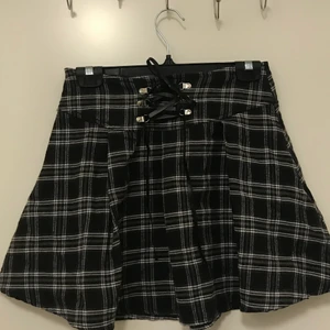 Svart rutig kjol - Använd en gång, bra skick, säljer pga inte min stil. 