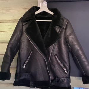 Snygg jacka - As snygg jacka som tyvärr inte är min stil.. använts en gång men tycker den är sjukt snyg bara att den inte är snygg på mig.