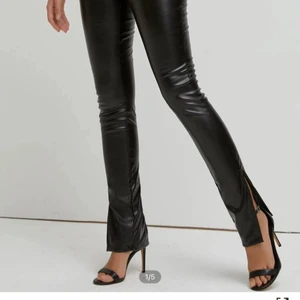 Slätt glamourös byxor strl:M - Köpte den från SHEIN för två månader sedan men har inte använt den för den va lite för lång för mig, köpte den för 229kr