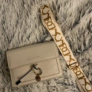 Väska  - Säljer denna väska, använd 1-2 gånger. 