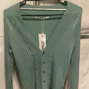 ONLY cardigan/kofta - Helt ny/oanvänd grön cardigan från Only. Superfin och helt i nyskick. Den är mycket varmare i tonen i verkligheten. Säljer då den var för stor för mig. (Jag har inte M egentligen)