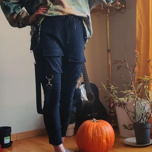 Rave-byxor (techwear)  - Modell: 172 cm, kvinna. 