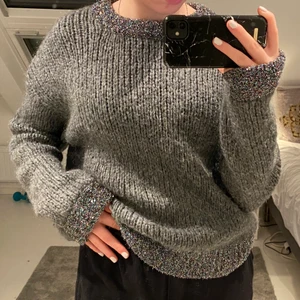 Stickad tröja  - Säljer denna gråa stickade mysiga tröja med glitter detaljer, använd ett fåtal gånger!🤍