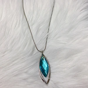 Halsband med blå kristall  - Jättevackert halsband! Har aldrig används och är i toppen skick. Ser precis ut som på bilden. Priset kan diskuteras vid snabb affär.