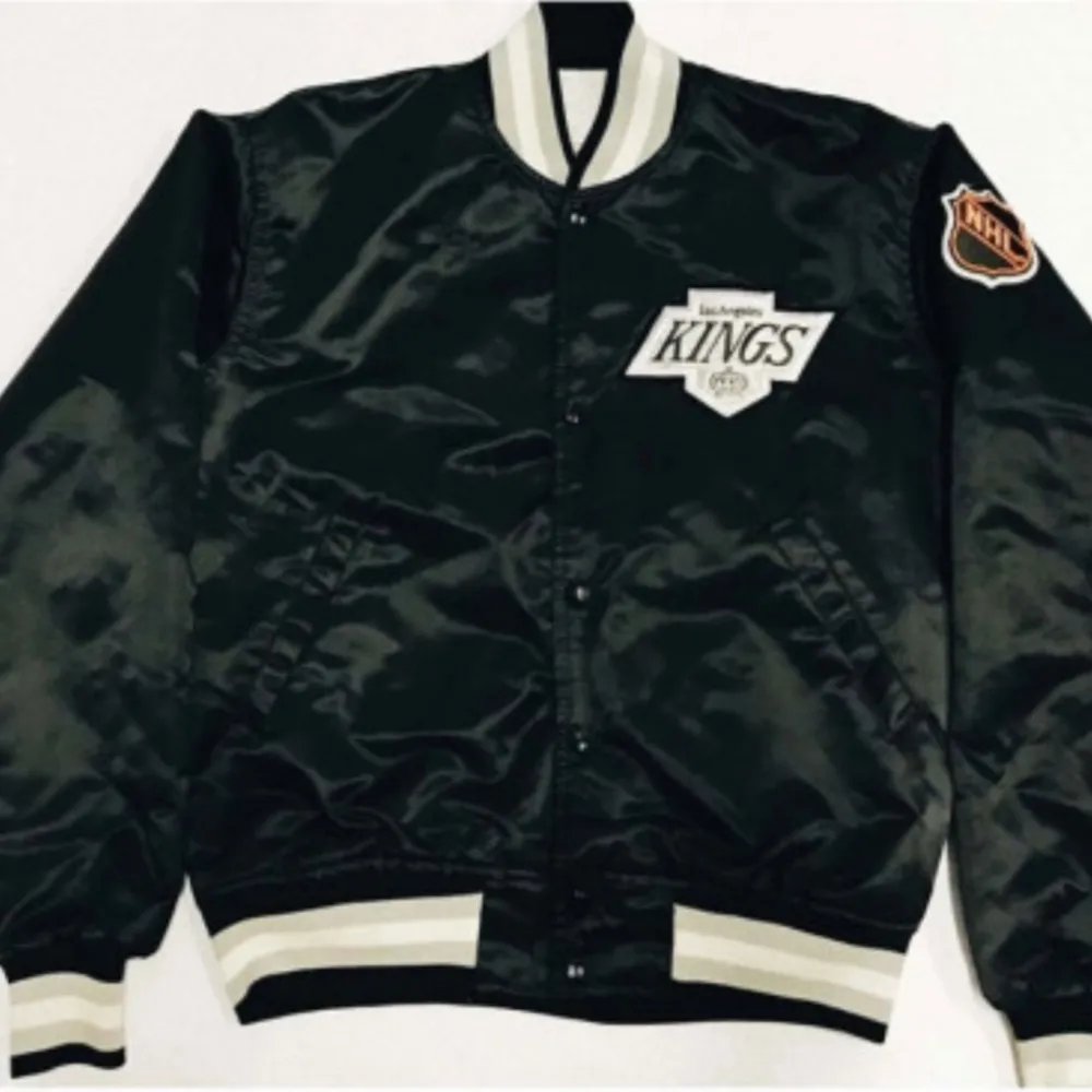 Kör en budgivning på denna vintage En mycket välvårdad NHL la king starter satin bomber jacket i st L. Denna jacka är inte så lätt att köpa längre. Endast seriösa bud buda inte om du inte tänkt köpa. . Jackor.