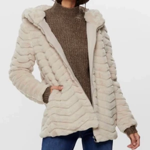 Teddyjacka - Mysig beige jacka i fusk päls, från JDY. Inköpt för 599kr förra året men kom aldrig till användning, därav helt ny. Alla lappar kvar! 🤍