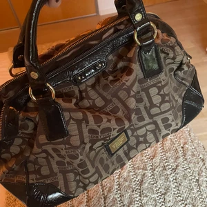 Handväska - Cool handväska från Benetton🌟 Bredd 46cm. Djup 18cm. Höjd 28cm. Fint skick! Hör av dig vid frågor! 