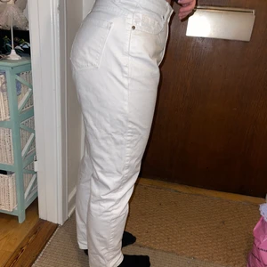 Vita jeans - Vita jeans köpta i Chicago. skitsnygg passform både för någon som mig med 38-40 i storlek men även 34-36 (sitter mer oversized då. Kan skicka fler bilder på förfrågan med skor till osv