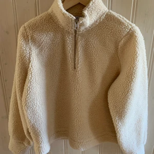 Teddy Tröja - Snygg tröja från Pieces. Passar bra under väst. Väldigt lite använd. I nyskick. 