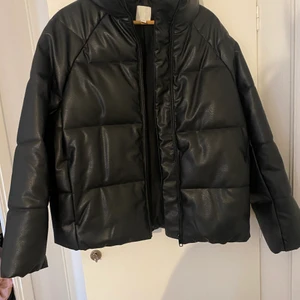 Puffer jacket - Oanvänd jacka från H&M. Kort puffer modell i skinimitation.