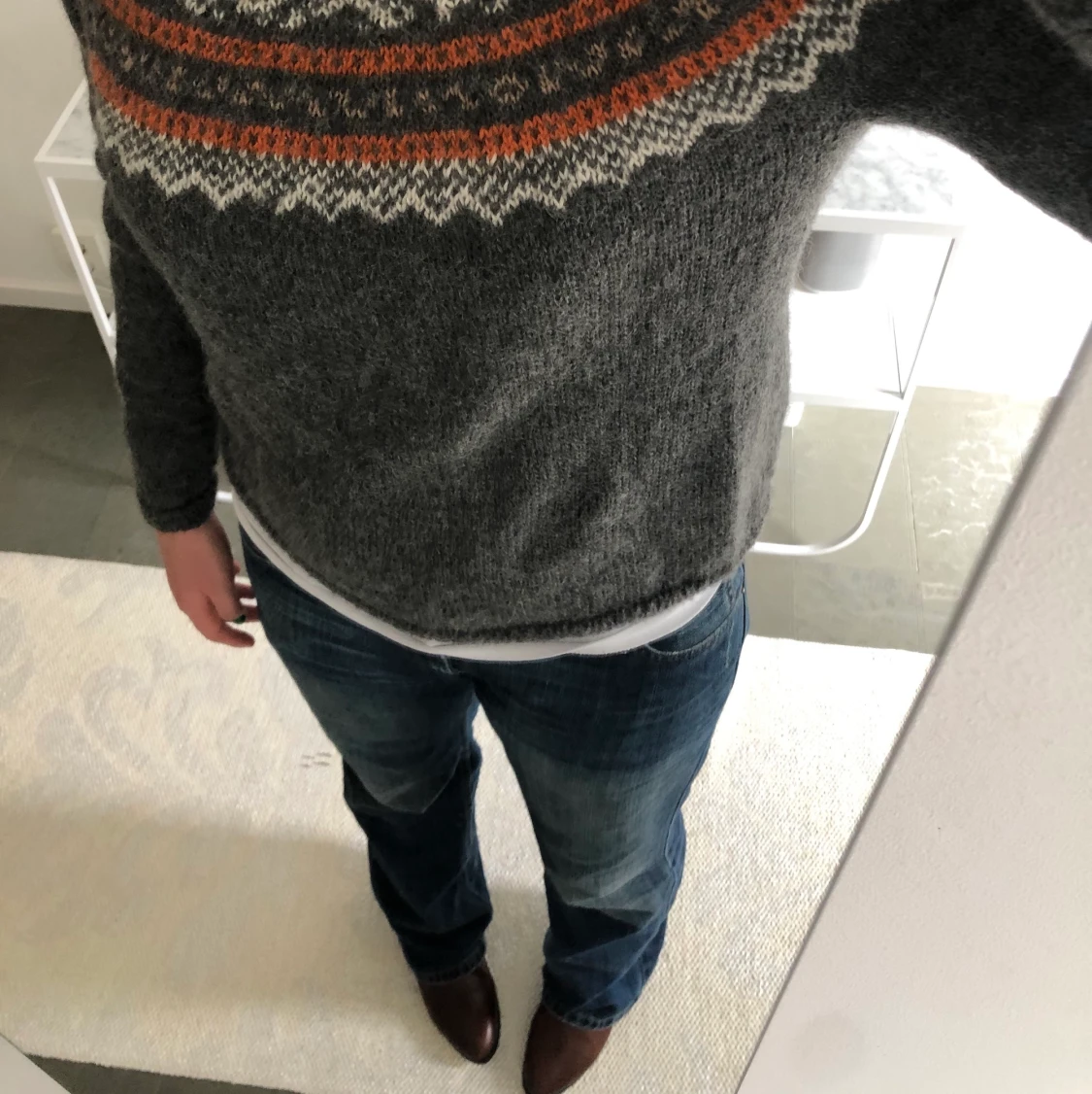 Mysig stickad tröjađ«