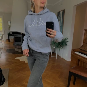 Hoodie - Säljer denna hoodie från kappa. Mycket bra skick. Stor luva. 