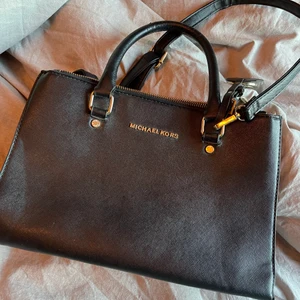 Michael kors väska  - Säljer min Michael kors väska som inte har kommit använing på ett bra tag, den har några slitningar här och där därav priset💕