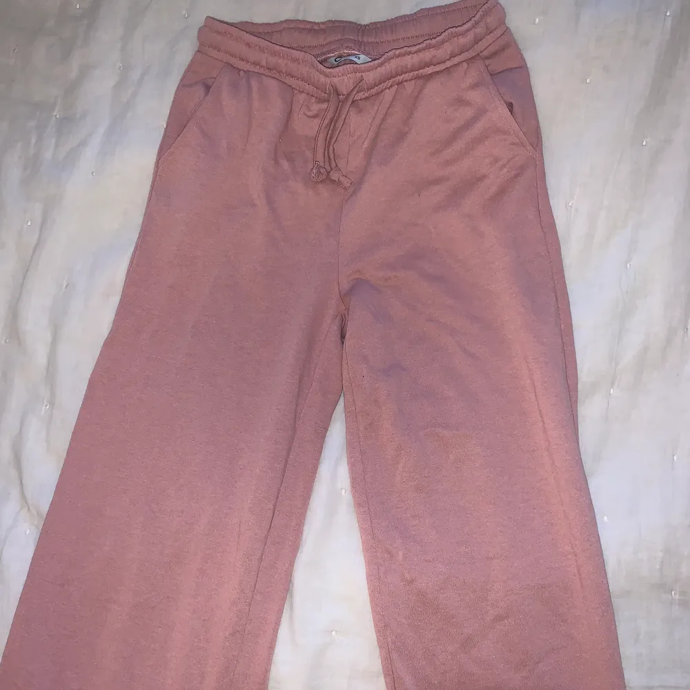 Fint formade rosa mjukisbyxor från Cubus. Sitter snyggt.. Jeans & Byxor.