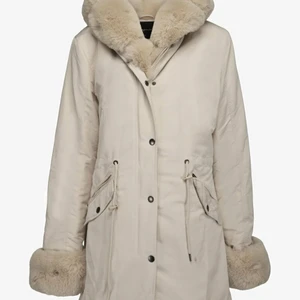 Ny populär vinterkappa st M - Helt ny. Finns en i svart också . Härlig vinterjack i L. Nypris var 1799kr , jag säljer den för 1199kr. Frakt tillkommer utanför gbg för 66kr