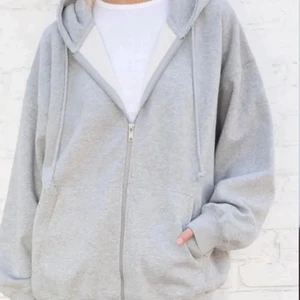 Brandy Melville zip up hoodie - Säljer på min brandy Melville zip up hoodie då den inte kommer till användning// är använd ca 2 ggr och e i jätte bra skick// är själv 170 på andra bilden// köpare står för frakt :66kr📦💕 